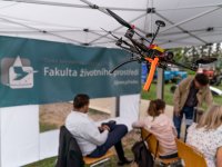 Fakulta životního prostředí vystavovala dron a rozdávala cenné informace jak o studiu, tak i o tzv. biocharu, který byl na stánku k vidění.